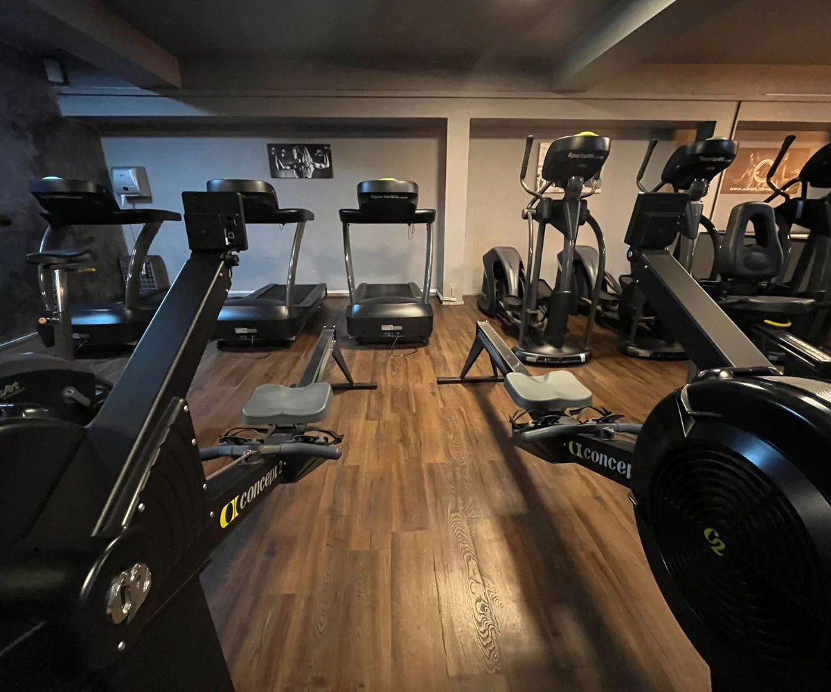 Cardio-Bereich mit Laufbändern und Rudergeräten