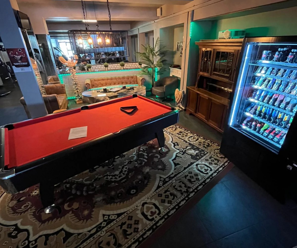 Gemütliche Lounge im Arnold's Fitnessstudio Neuss